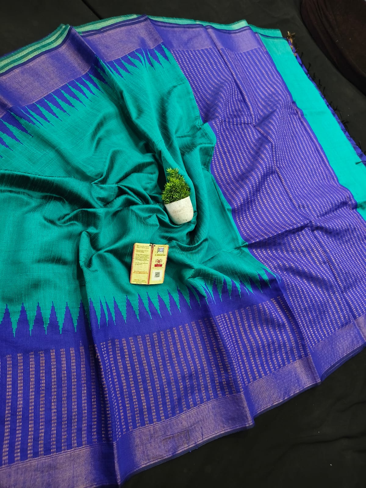 Temple Border Raw pattern and  pallu with contrast blouse saree